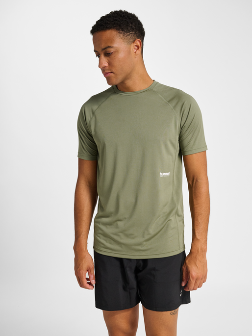 hmlPULSE WORKOUT T-SHIRT S/S, DEEP LICHEN GREEN, model