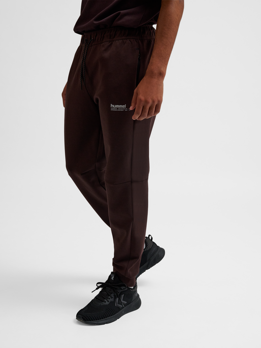hmlTECH FLEECE REGULAR PANTS, CHOCOLATE PLUM, model