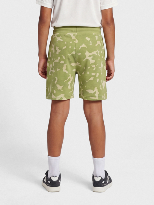 hmlRUSH AOP SHORTS, GREEN OLIVE, model