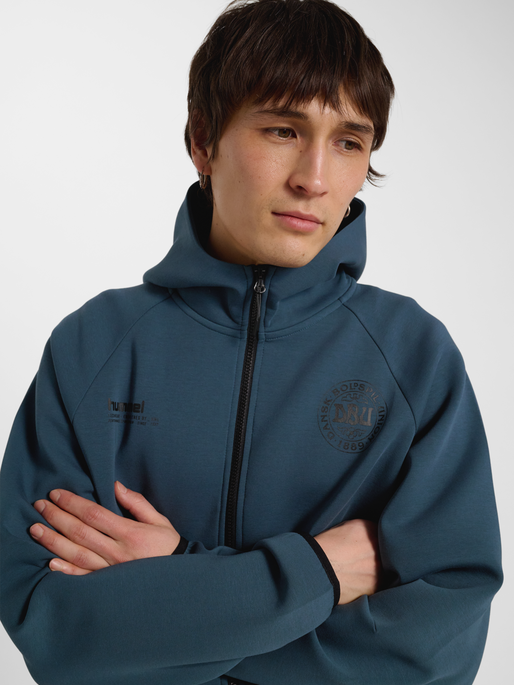 DBU 26 TRAVEL TECH ZIP JACKET, STARGAZER, model