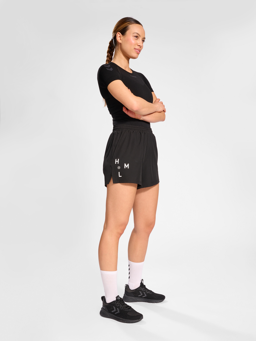 hmlACTIVE COURT WOV SHORTS WOMAN, BLACK, model