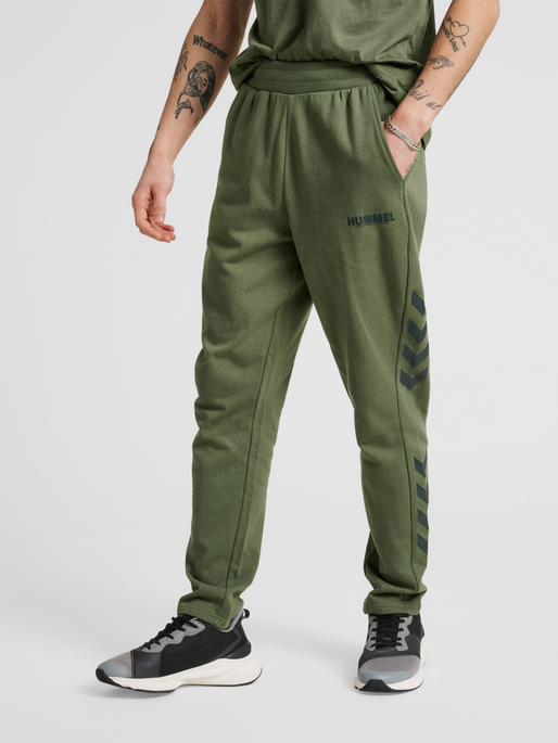 hmlLEGACY TAPERED PANTS, BEETLE, model