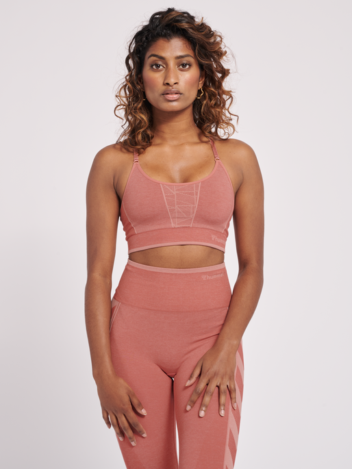 hmlMT ENERGY SEAMLESS SPORTS TOP, WITHERED ROSE/ROSE TAN MELANGE, model