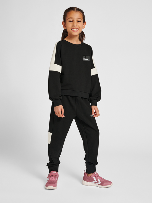 hmlMARLEE SWEATSHIRT, BLACK, model
