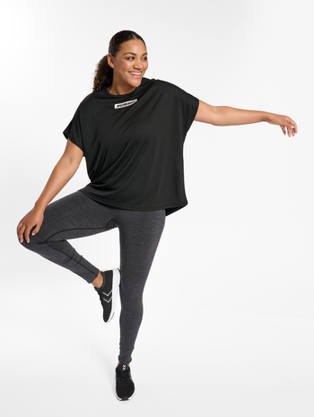 hmlTE CURVY LOOSE T-SHIRT PLUS, BLACK, model