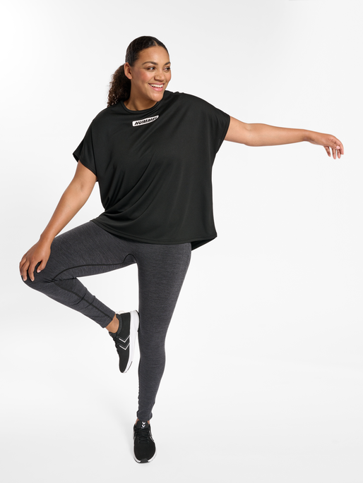 hmlTE CURVY LOOSE T-SHIRT PLUS, BLACK, model