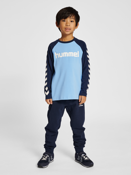 hmlBOYS T-SHIRT L/S, DUSK BLUE, model