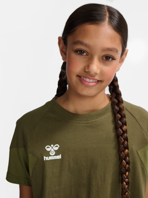 hmlTRAVEL T-SHIRT S/S KIDS, MILITARY OLIVE, model