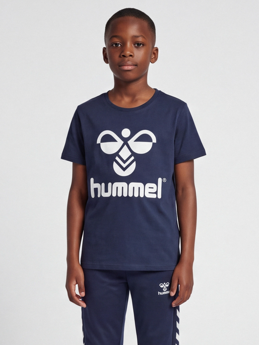 hmlTRES T-SHIRT S/S, BLACK IRIS, model