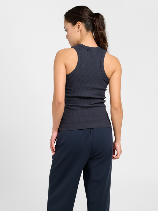 hmlFOUNDATION RIB TANK TOP, EBONY, model
