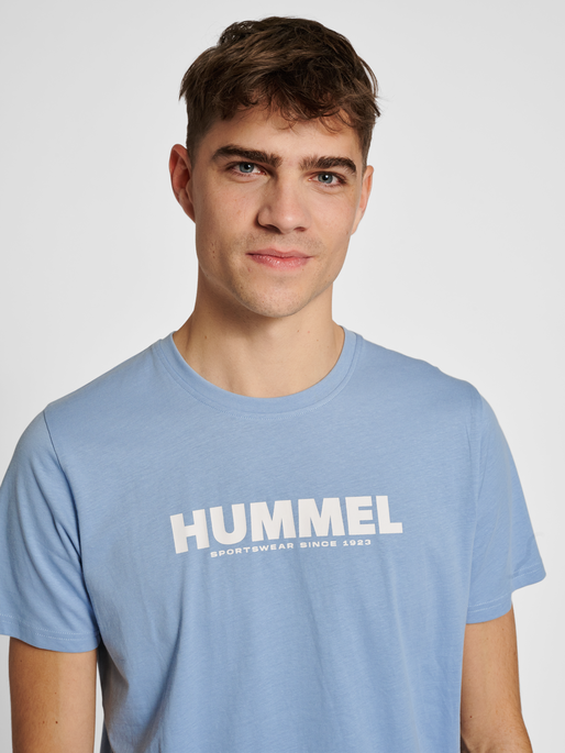 hmlLEGACY T-SHIRT, ASHLEY BLUE, model