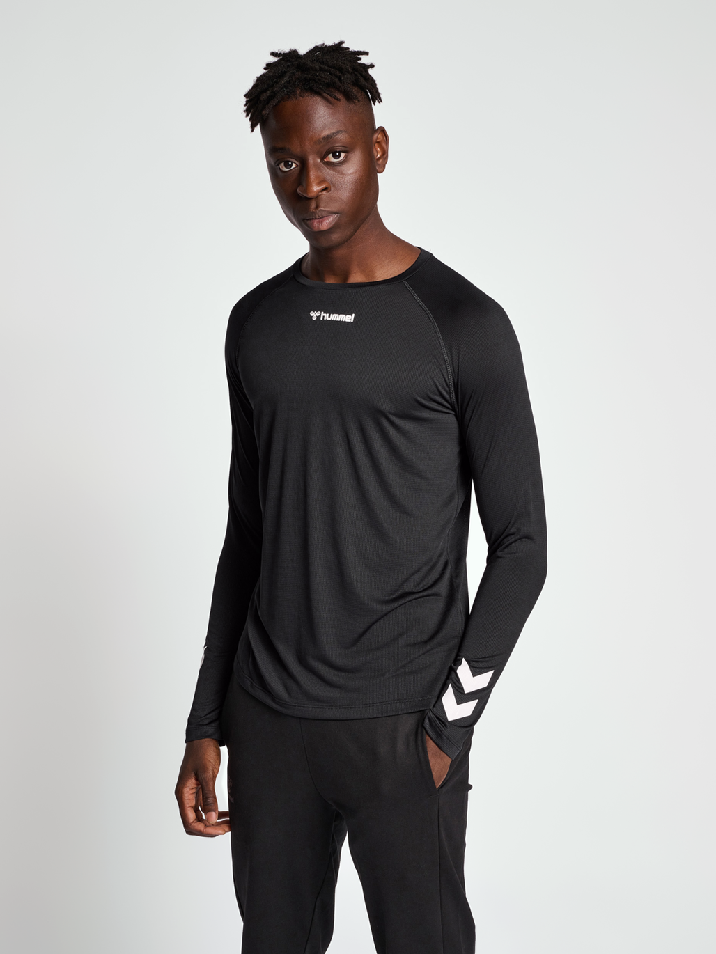 hmlMT BOW T-SHIRT L/S, BLACK, model