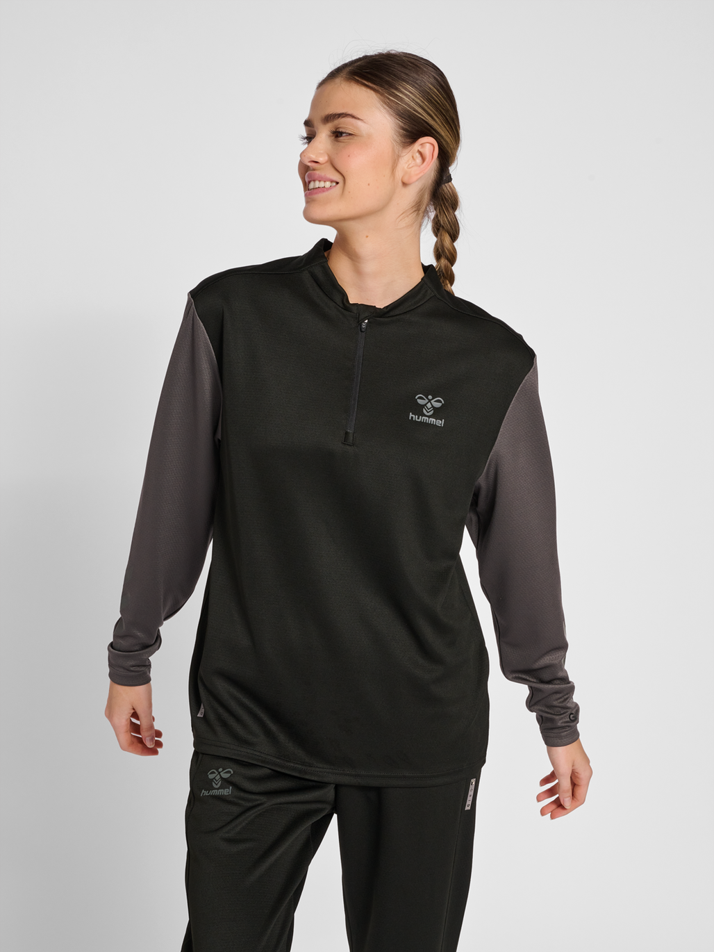 hmlONGRID 1/2 ZIP POLY SWEAT WO, JET BLACK/FORGED IRON, model