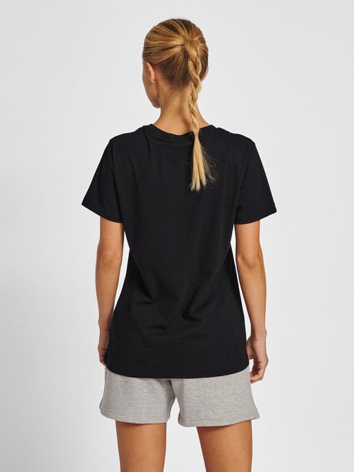 hmlRED HEAVY T-SHIRT S/S WOMAN, BLACK, model