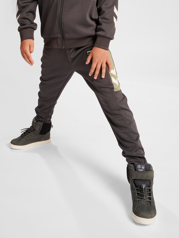 hmlMARTY PANTS, ASPHALT, model