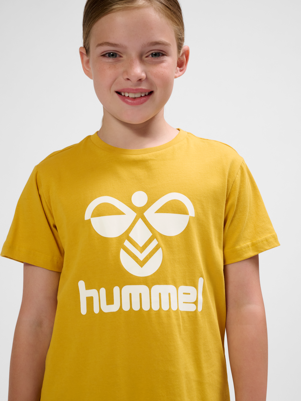 hmlTRES T-SHIRT S/S, GOLDEN SPICE, model