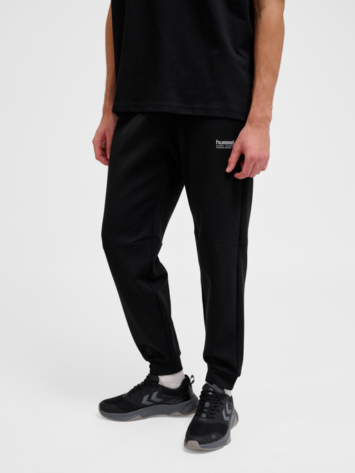 hmlTECH FLEECE REGULAR PANTS, 2001, model