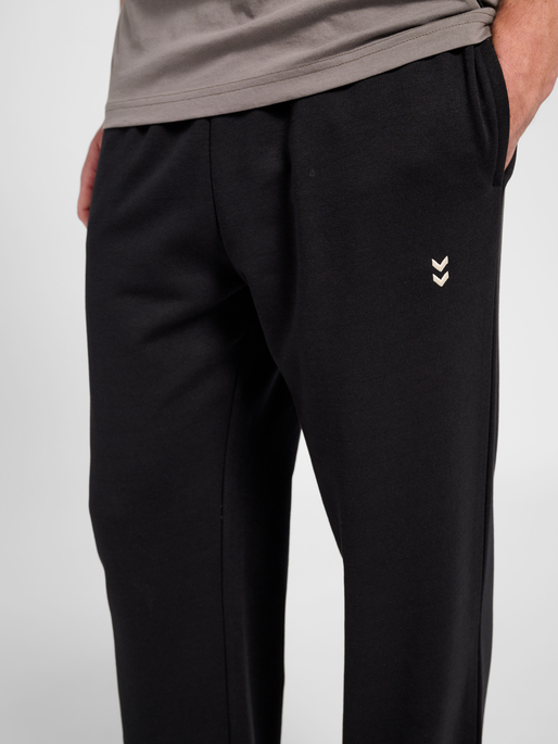 hmlPULSE WIDE SWEAT PANTS, BLACK, model