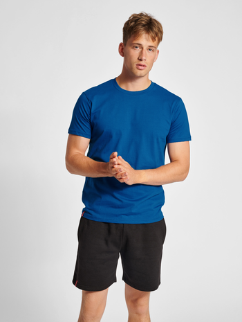 hmlRED HEAVY T-SHIRT S/S, TRUE BLUE, model