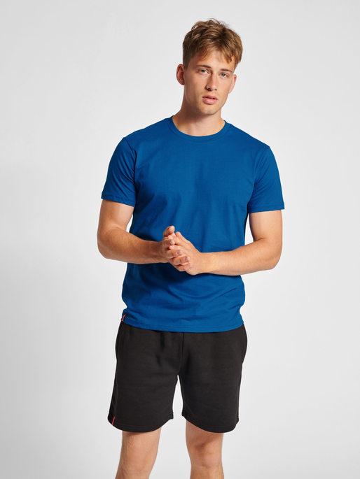 hmlRED HEAVY T-SHIRT S/S, TRUE BLUE, model
