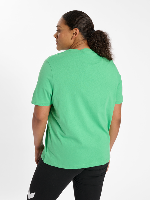 hmlLEGACY WOMAN T-SHIRT PLUS, GREEN SPRUCE, model