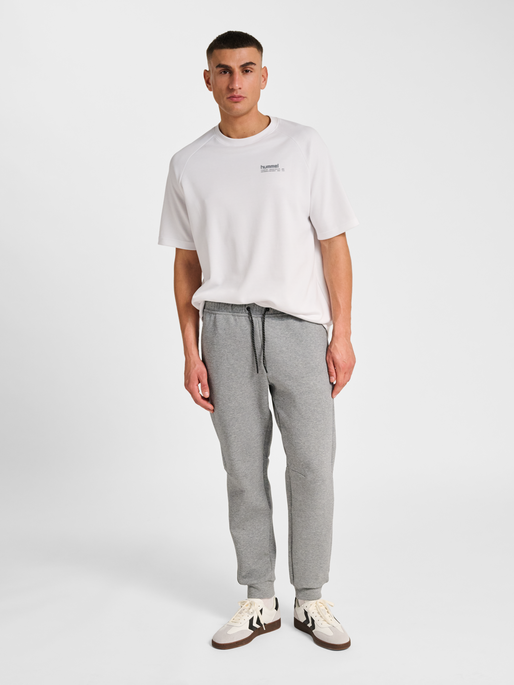 hmlTECH FLEECE REGULAR PANTS, GREY MELANGE hmlTECH FLEECE REGULAR PANTS, GREY MELANGE, model