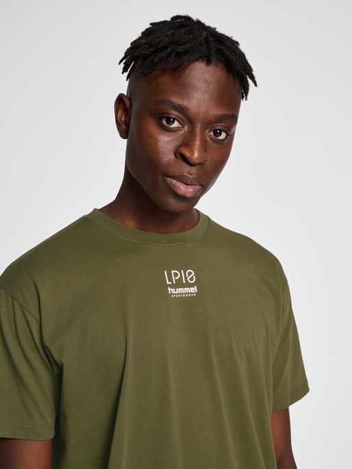 hmlLP10 BOXY T-SHIRT, IVY GREEN, model