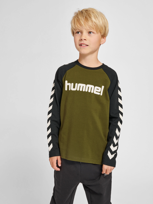 hmlBOYS T-SHIRT L/S, DARK OLIVE, model