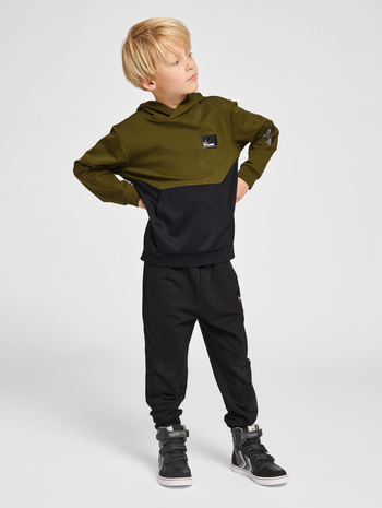 hmlEDWARD HOODIE, DARK OLIVE, model