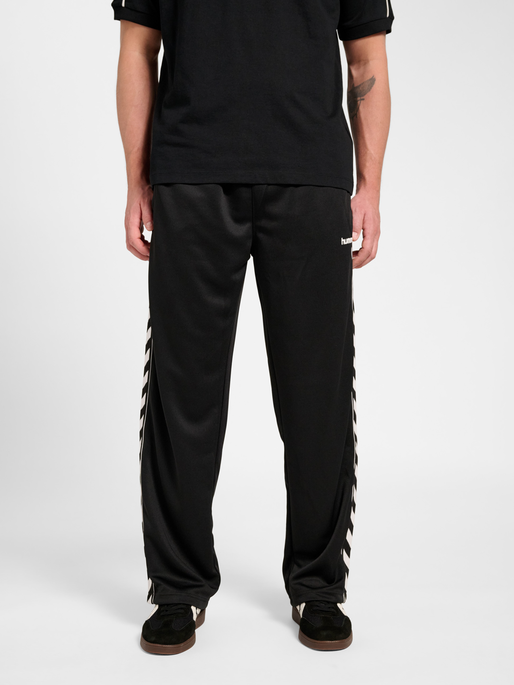 hmlCLUB CHEVRON TRACK PANTS, BLACK, model