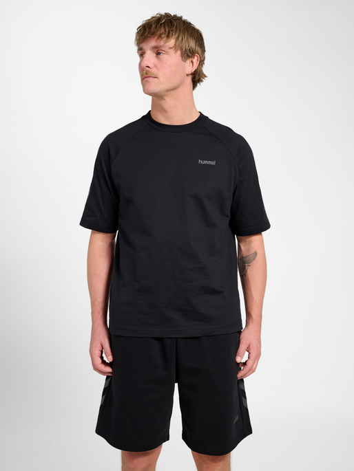 hmlKEEPER CHEVRON T-SHIRT S/S, BLACK, model