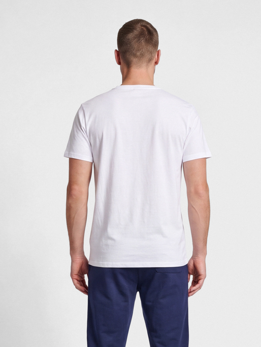 hmlGO 2.0 LOGO T-SHIRT S/S, WHITE, model