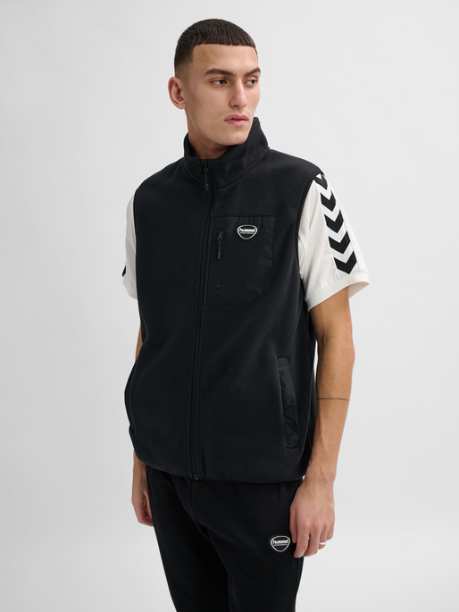 hmlLGC SUM FLEECE WAISTCOAT, BLACK, model