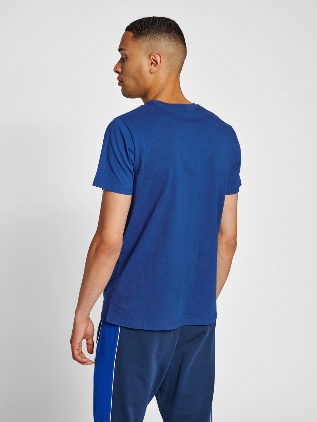 hmlLEGACY T-SHIRT, MAZARINE BLUE, model