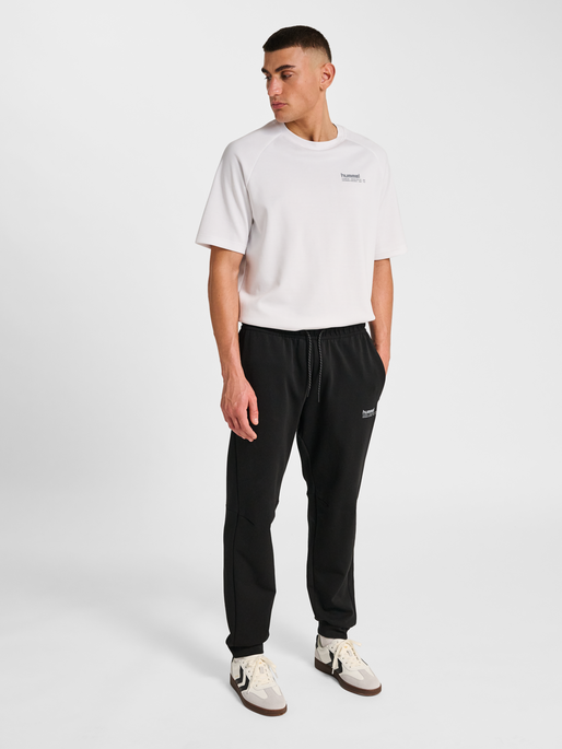 hmlTECH FLEECE REGULAR PANTS, BLACK hmlTECH FLEECE REGULAR PANTS, BLACK, model