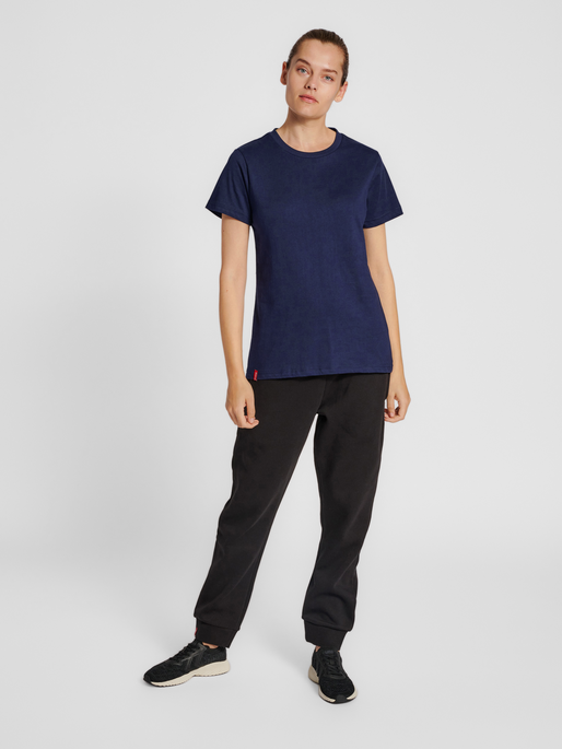 hmlRED HEAVY T-SHIRT S/S WOMAN, MARINE, model