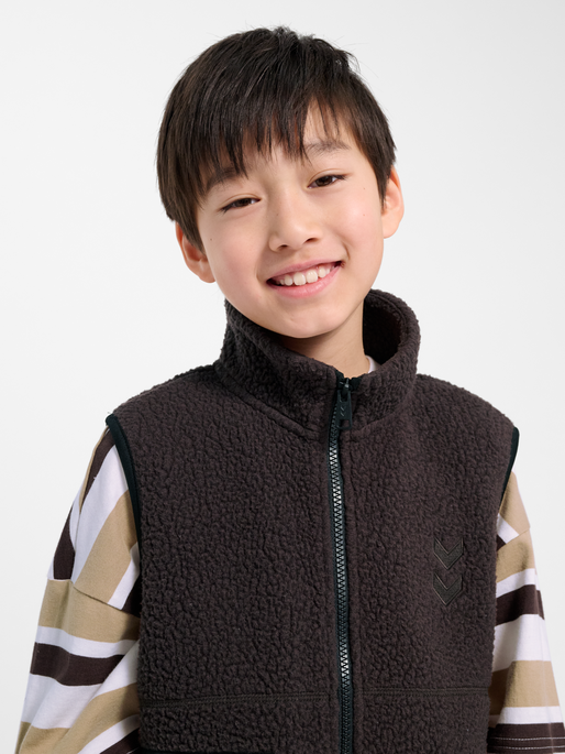 hmlJR MARTINI FLEECE ZIP VEST, CHOCOLATE TORTE, model