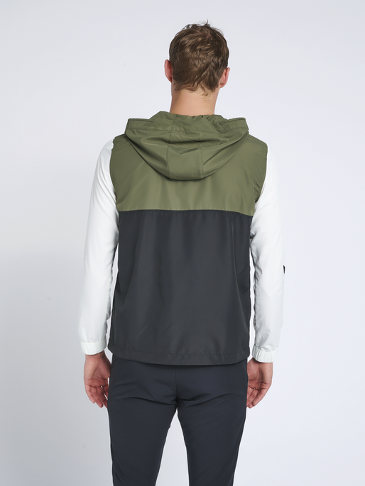 hmlATON HALF ZIP JACKET, BEETLE, model