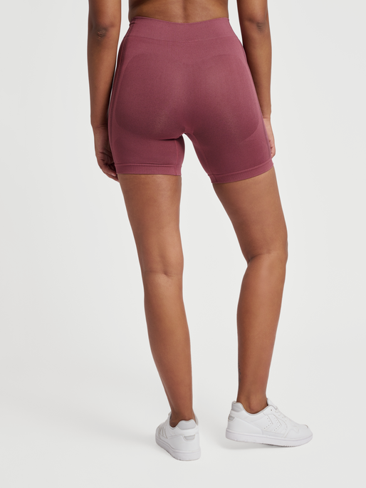 hmlMT SHAPING SEAMLESS MW SHORTS, NOCTURNE, model