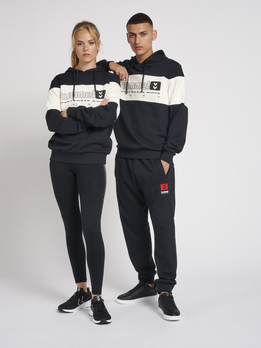 hmlLGC MUSA HOODIE, 2001, model