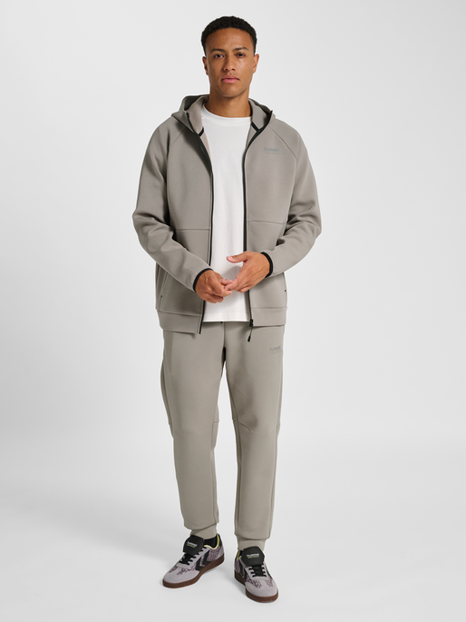 hmlTECH FLEECE REGULAR ZIP HOODIE, ROCK RIDGE, model