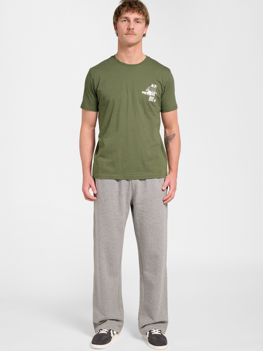 hmlPULSE GRAPHIC T-SHIRT S/S, WHITE/GREEN, model