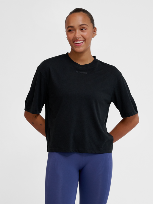hmlMT VANJA BOXY SHORT T-SHIRT, BLACK, model