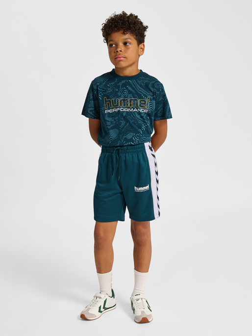 hmlJR CHEVRON SHORTS, REFLECTING POND, model