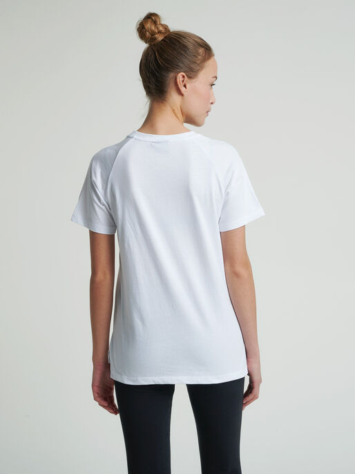 hmlZENIA T-SHIRT S/S, WHITE, model