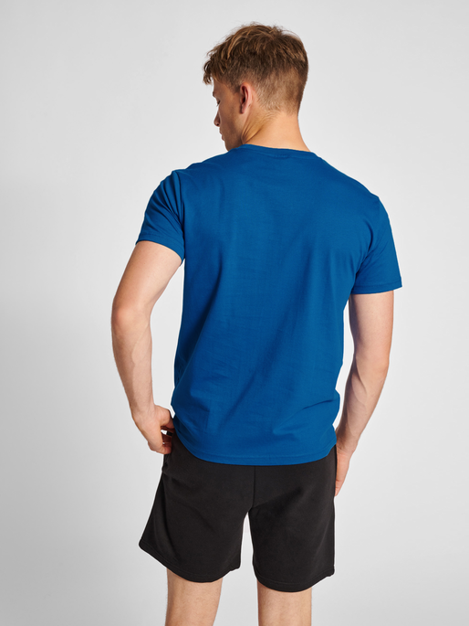 hmlRED HEAVY T-SHIRT S/S, TRUE BLUE, model