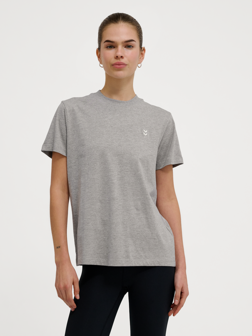 hmlPULSE W T-SHIRT, GREY MELANGE, model