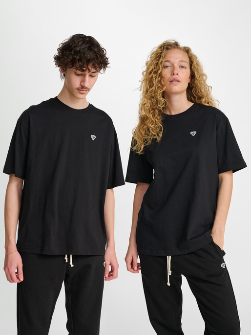 hmlLOOSE T-SHIRT BEE S/S, BLACK, model