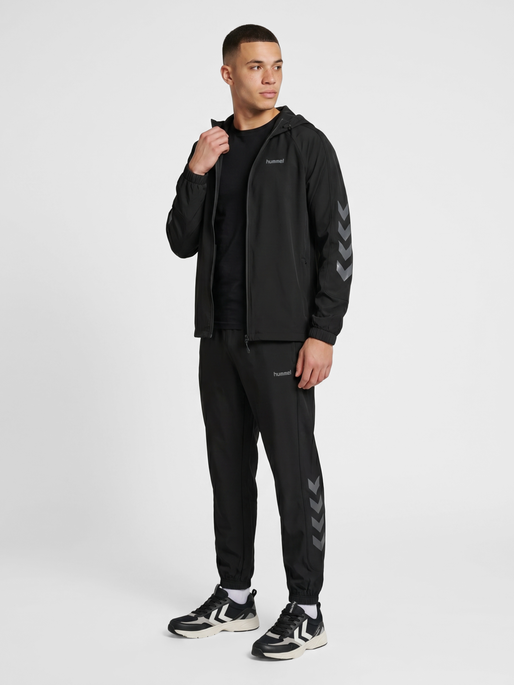 hmlHYBRID TRACK JACKET, BLACK, model