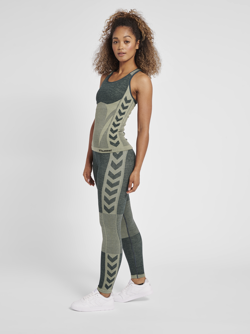 hmlCLEA SEAMLESS TOP, DARKEST SPRUCE, model